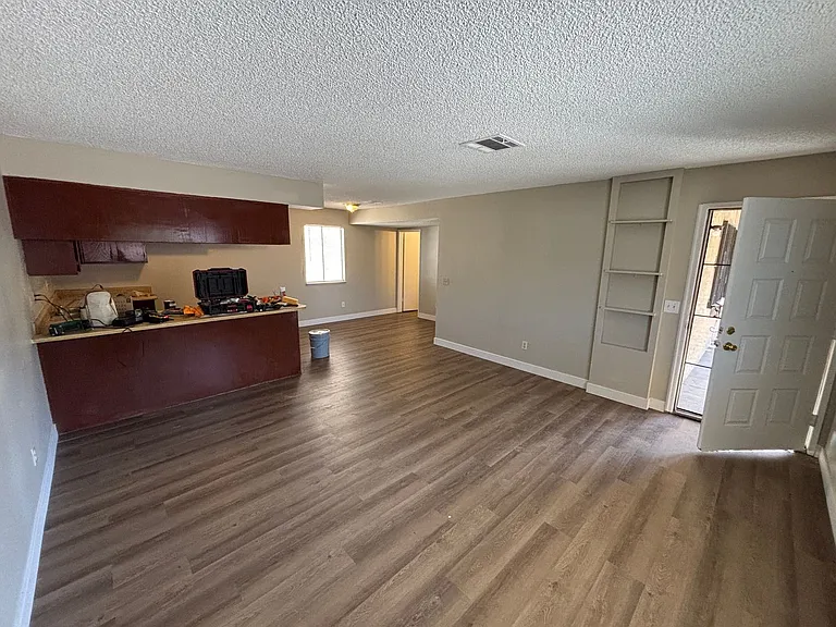 2205 N Jones Blvd — Photo 2