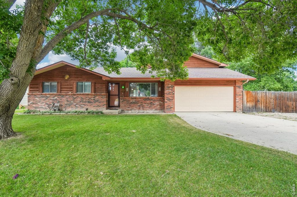 3248 Camelot Dr