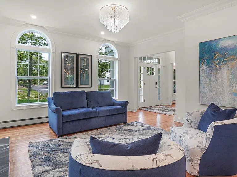 9 Greenway Ct — Photo 4