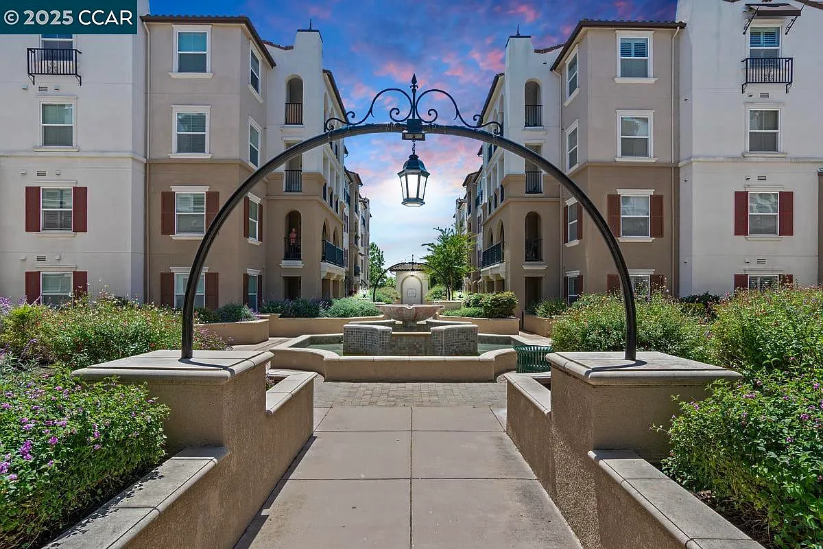 3240 Maguire Way APT 401 photo 1