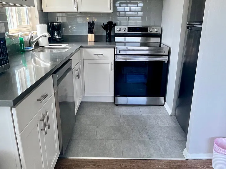 Sunset Park Apartments — Photo 18