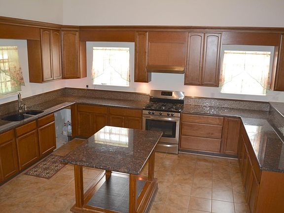 3rd image of 285 Horsetail Ave
