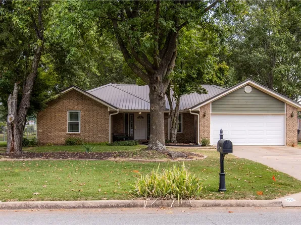 1739 Green Acres Cir, Springdale, AR 72764