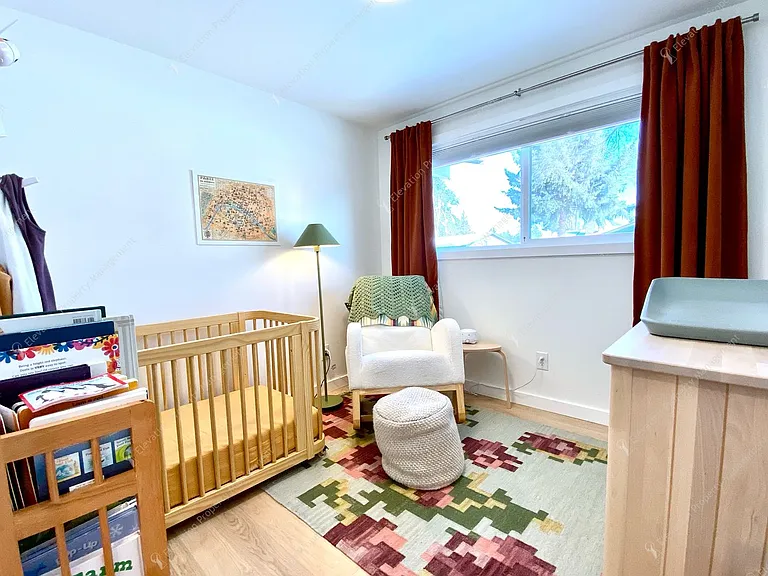 1213 NE Hollinshead Dr — Photo 8