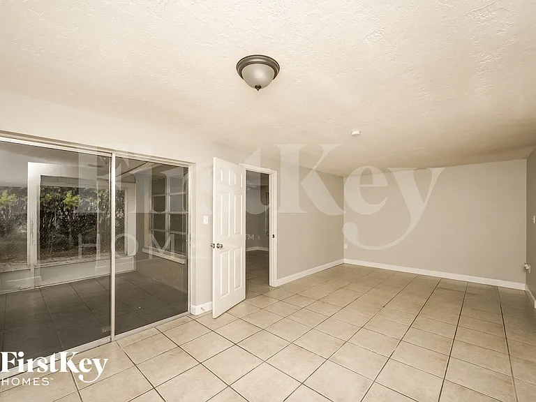 8215 Winthrop Dr — Photo 3