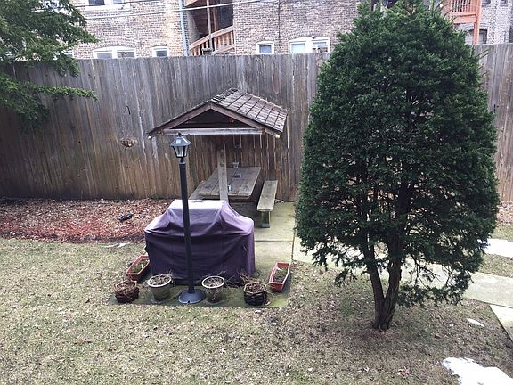 3rd image of 1048 W Byron St