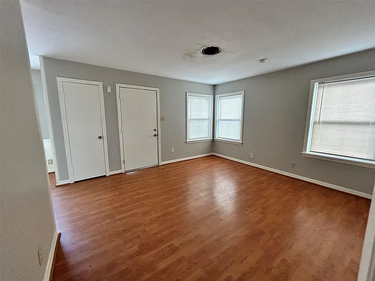 914 Elton St — Photo 12
