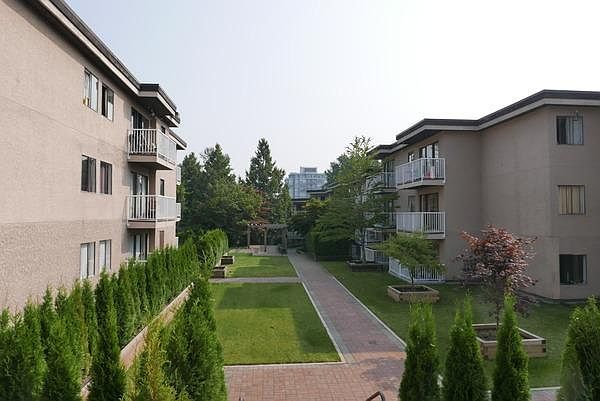 2nd image of 535 Shaw Ave #301