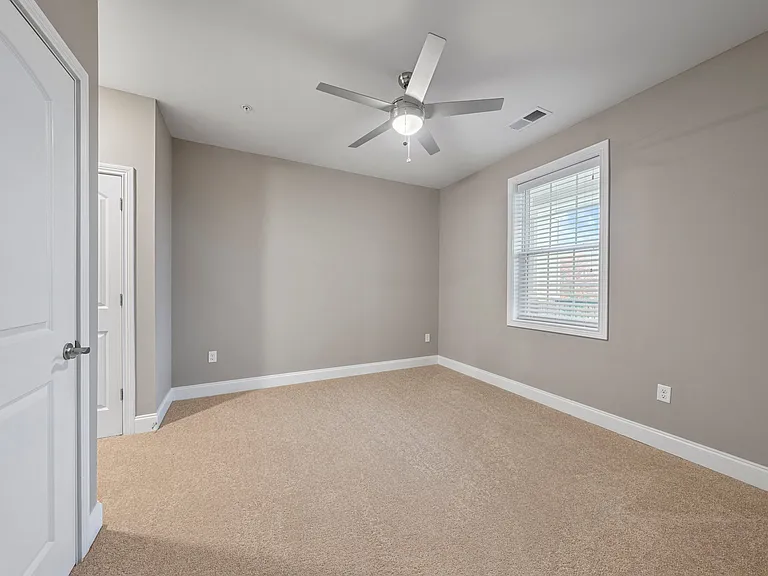 Mount Victor Olde Towne Luxury Apartments — Photo 63