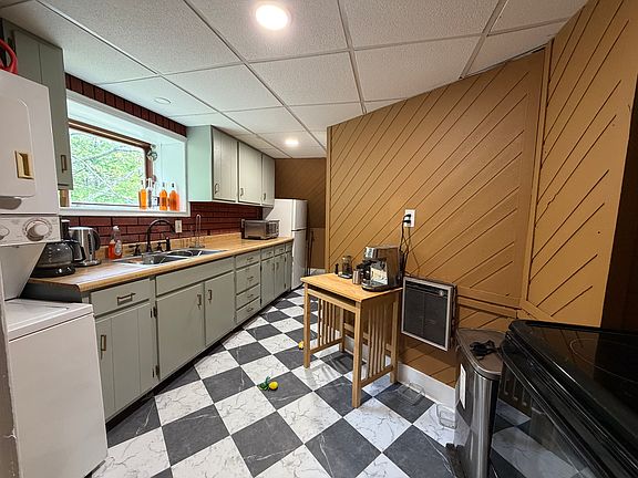 eat-in kitchen with in-unit washer/ dryer