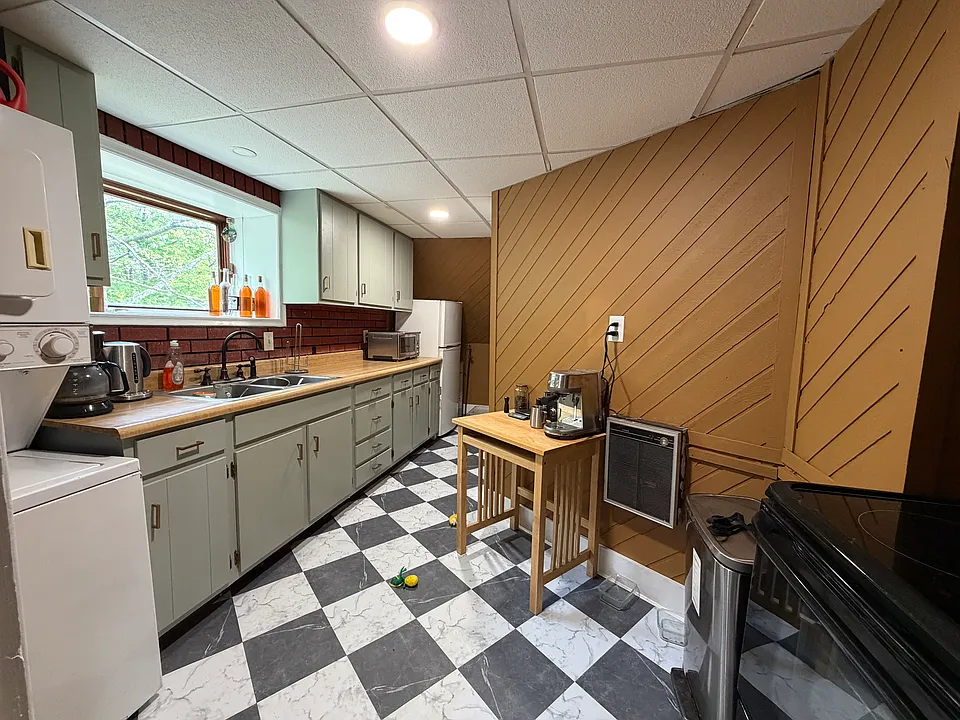 eat-in kitchen with in-unit washer/ dryer