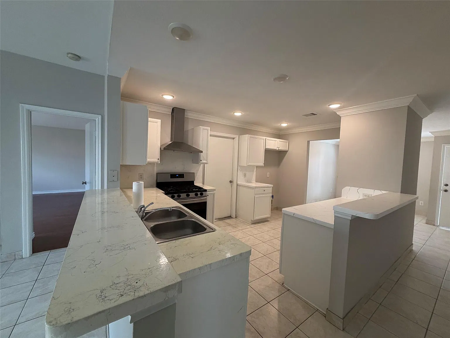 3 bed, 2.0 bath, 1576 sqft, $1,775 — Photo 3