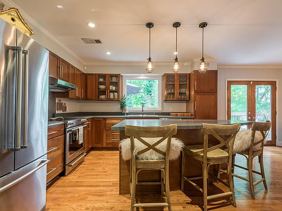 3rd image of 8124 Kingsdale Dr