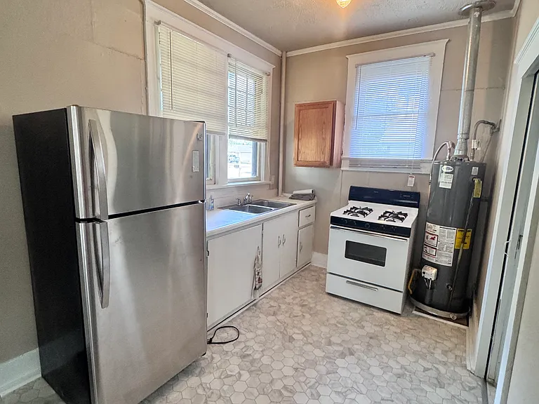 426 N Hoover Ave — Photo 3