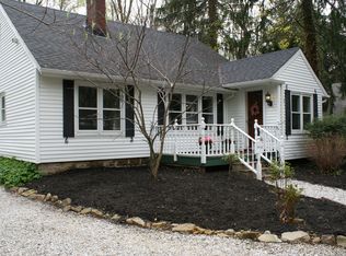 7122 Robinwood Ln, Gates Mills, OH 44040