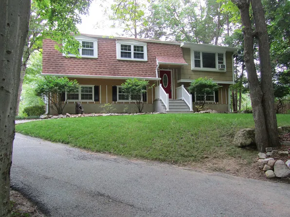 9 Dogwood Dr, Andover, NJ 07821