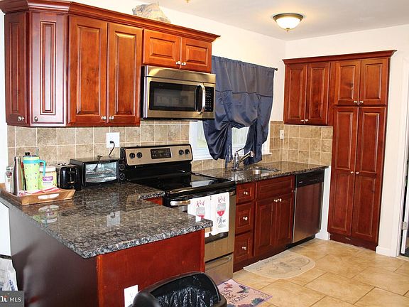 4th image of 59 Berkshire Ln