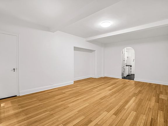 4th image of 307 E 44th St APT 219