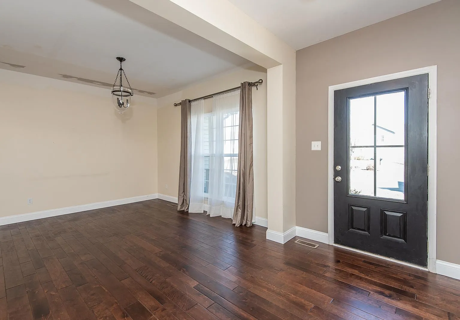 4 bed, 2.5 bath, 2496 sqft, $3,825 — Photo 4