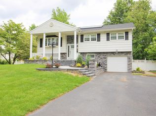 66 Old Queens Blvd, Manalapan, NJ 07726