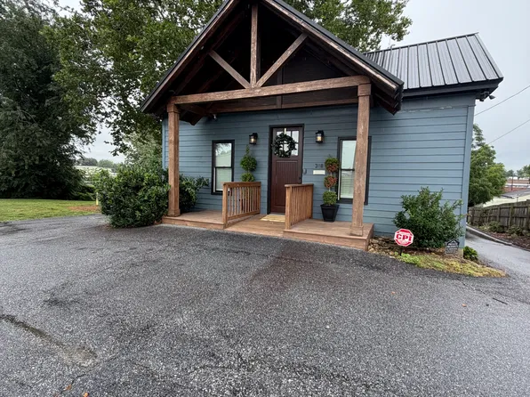 318 Martin Luther King Jr Blvd, Hendersonville, NC 28792