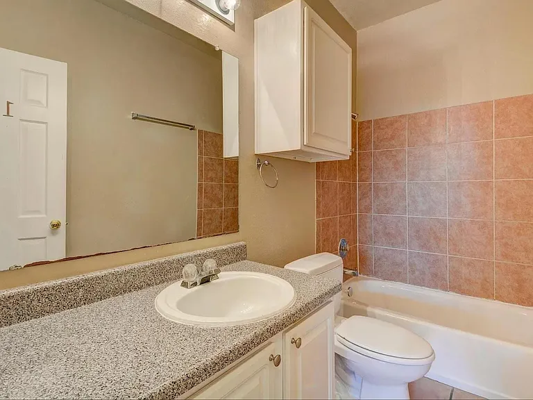 2405 Leon St #201 — Photo 14