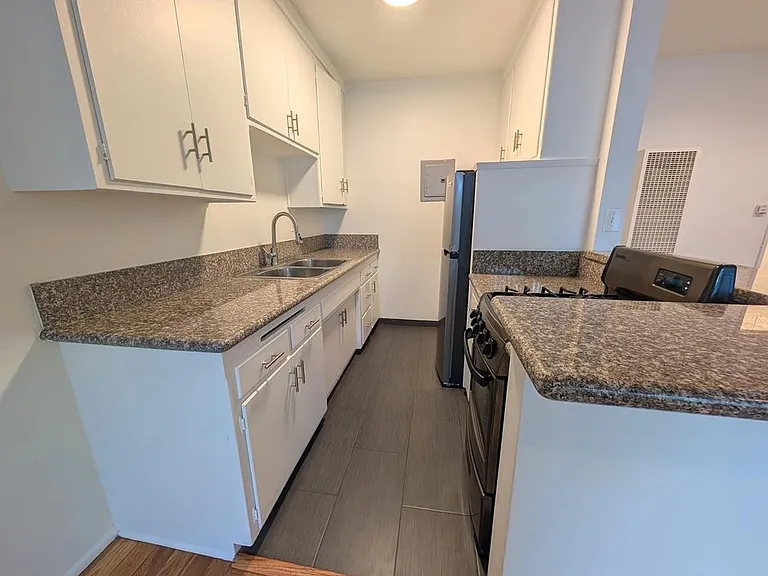 1328 Gordon St #7 — Photo 8
