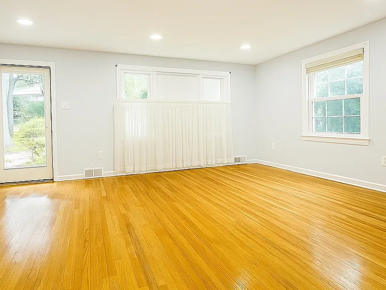 Twin Oaks Dr — Photo 9