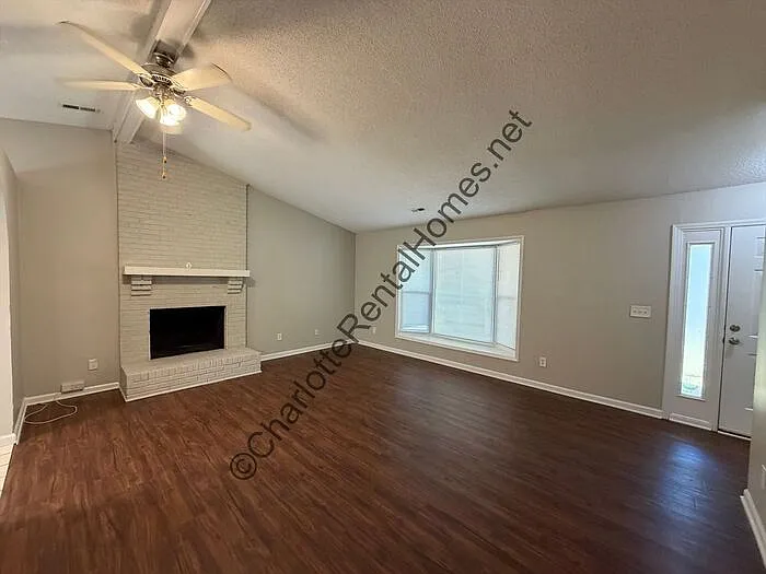 1619 Teddington Dr — Photo 2