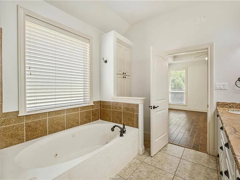 15701 Timber Creek Ln — Photo 20