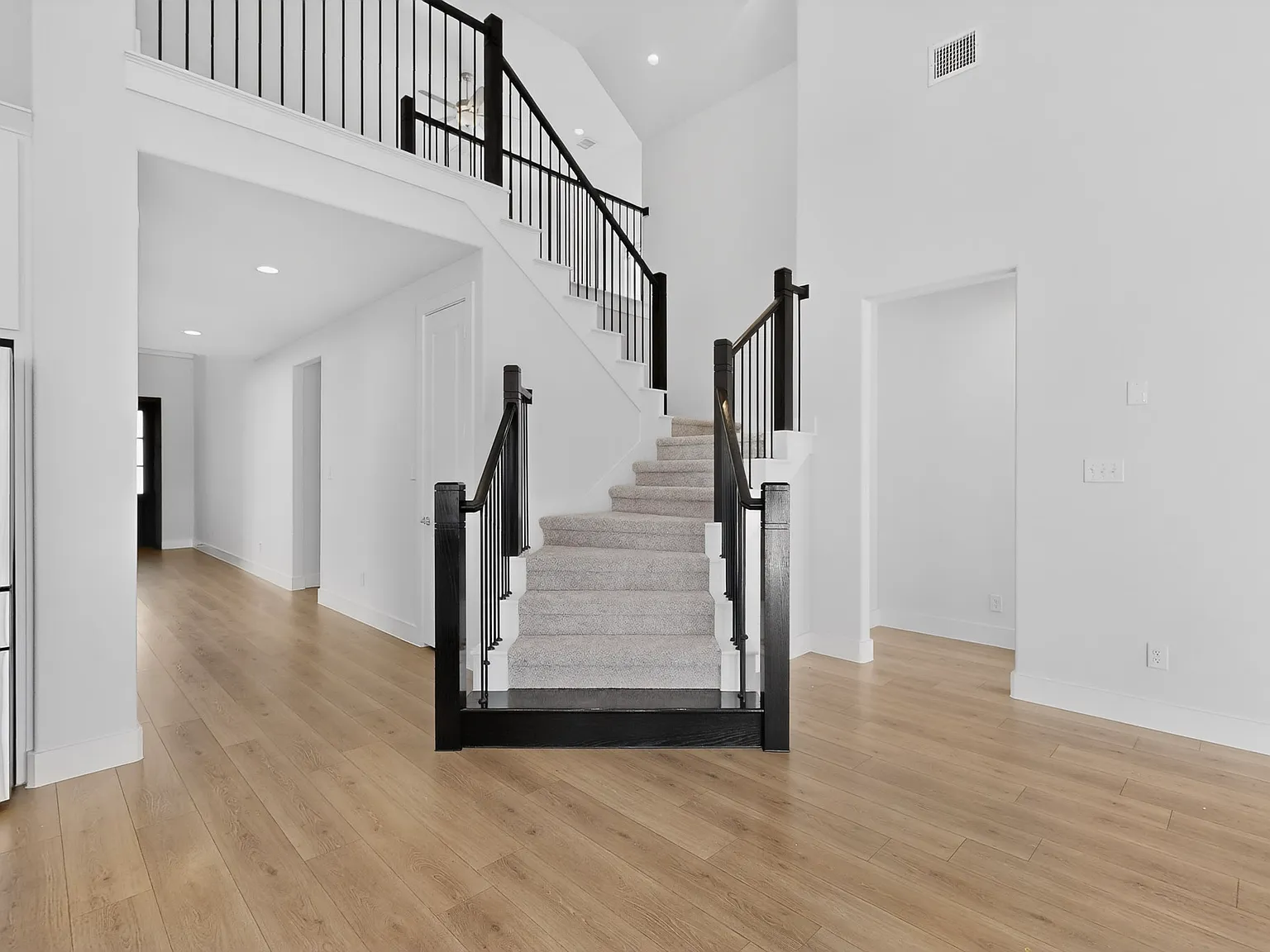 5 bed, 2935 sqft, $3,800 — Photo 3