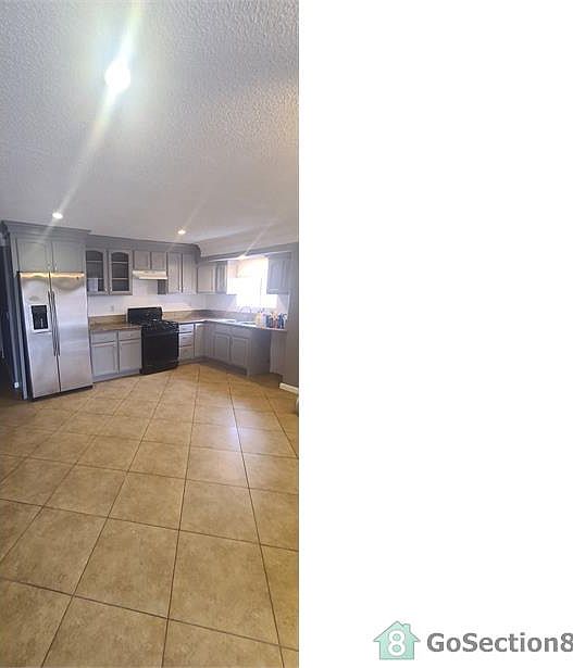 1st image of 464 W 41st Pl