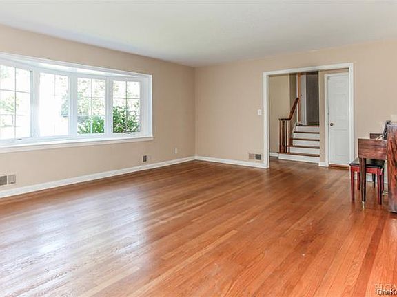 4th image of 6 Oakstwain Road