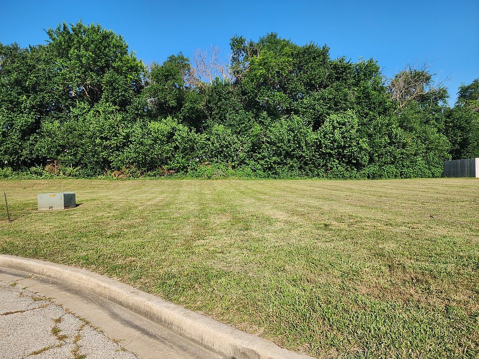 2nd image of 8 Lone Oak Ct