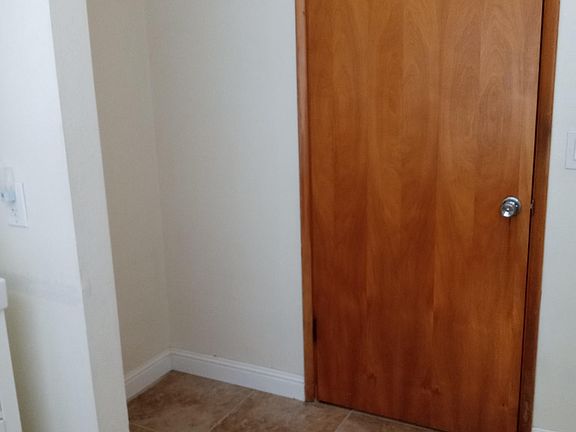 Main bathroom: To the right of the door, an ideal place for a storage cabinet, makeup station, storage racks.