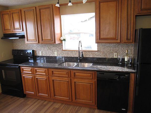 4th image of 722 3rd St