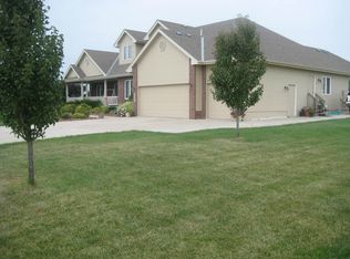 16410 Woodland Dr, Omaha, NE 68136