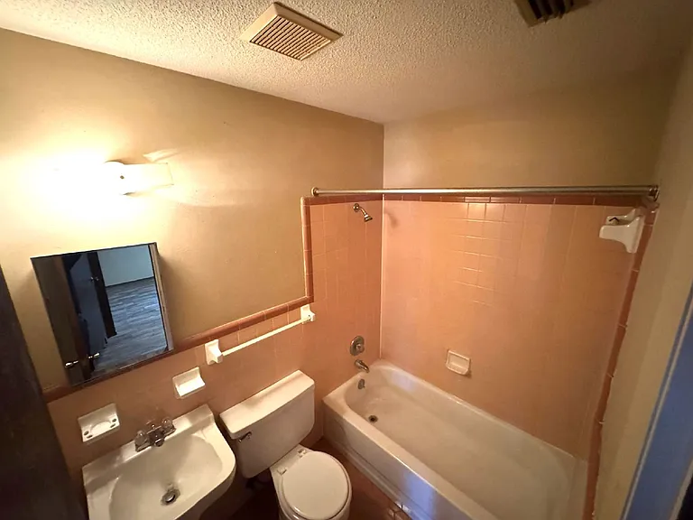 704 S Edgewood Dr #A2 — Photo 4