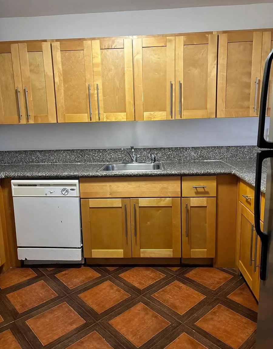 Coral Gate West Condo — Photo 2