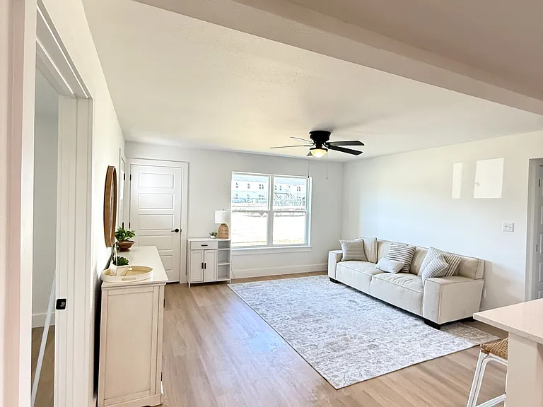 1120 W Cato Springs Rd — Photo 5