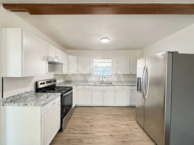 317 E Lindbergh Blvd — Photo 3
