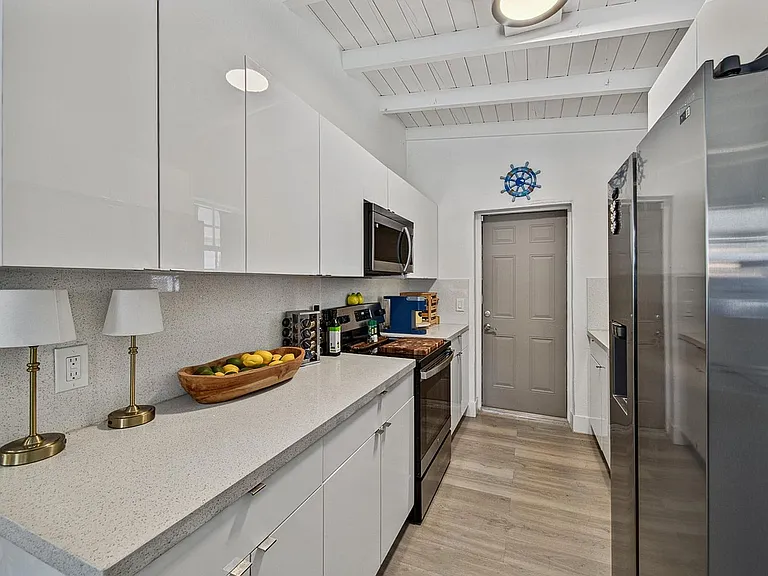 140 SE 9th Ave #140 — Photo 10