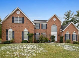 2 Austin Dr, Mount Kisco, NY 10549