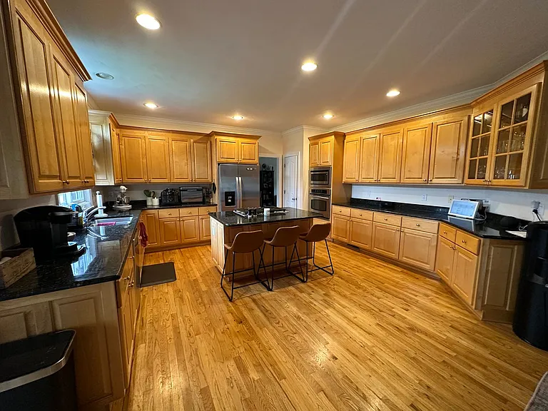 1320 Club House Dr — Photo 4