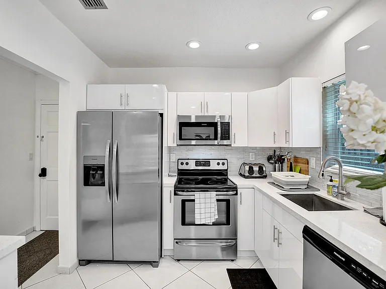 1450 N Riverside Dr #103 — Photo 25