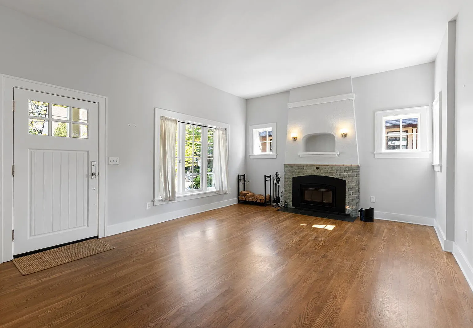 5 bed, 4.0 bath, 3960 sqft, $5,575 — Photo 3