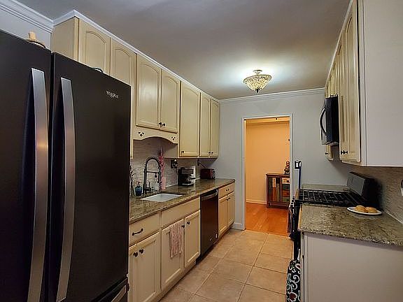 3rd image of 125 Hempstead Gardens Dr APT C1a