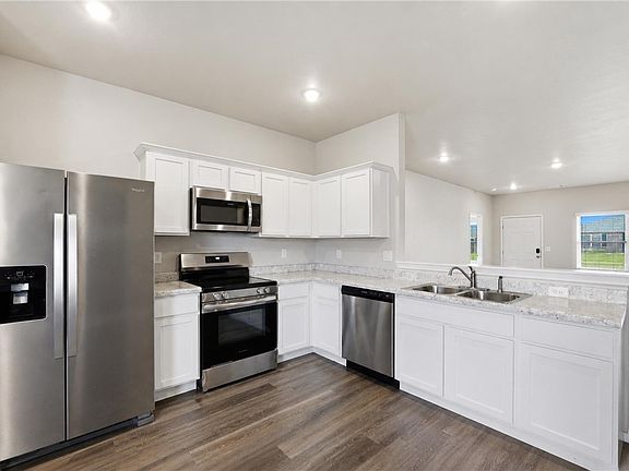 3rd image of 905 Tanner Dr