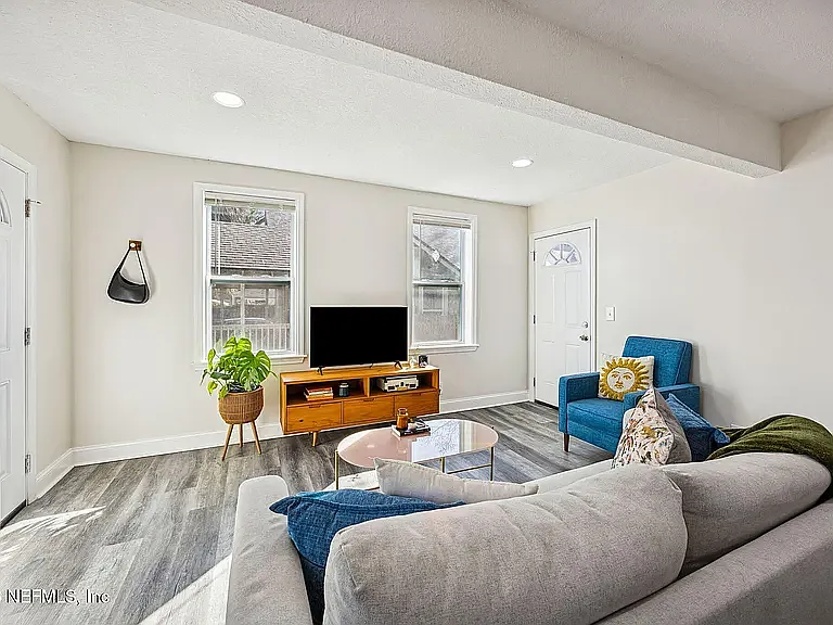 3 bed, 1300 sqft, $2,400 — Photo 4