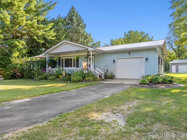3740 E Shore Dr, Stanton, MI 48888